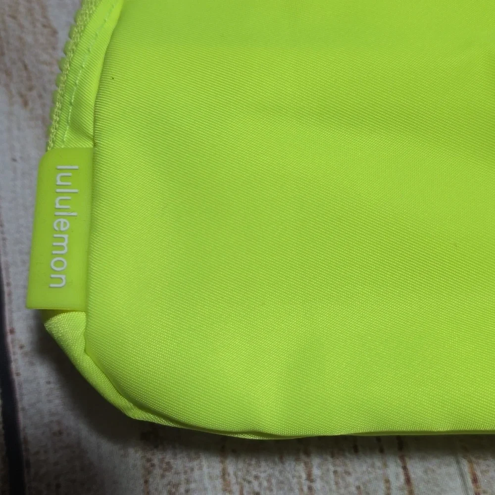 NWT Lululemon Everywhere Belt Bag 1L *Neo Mint - Picture 4 of 7